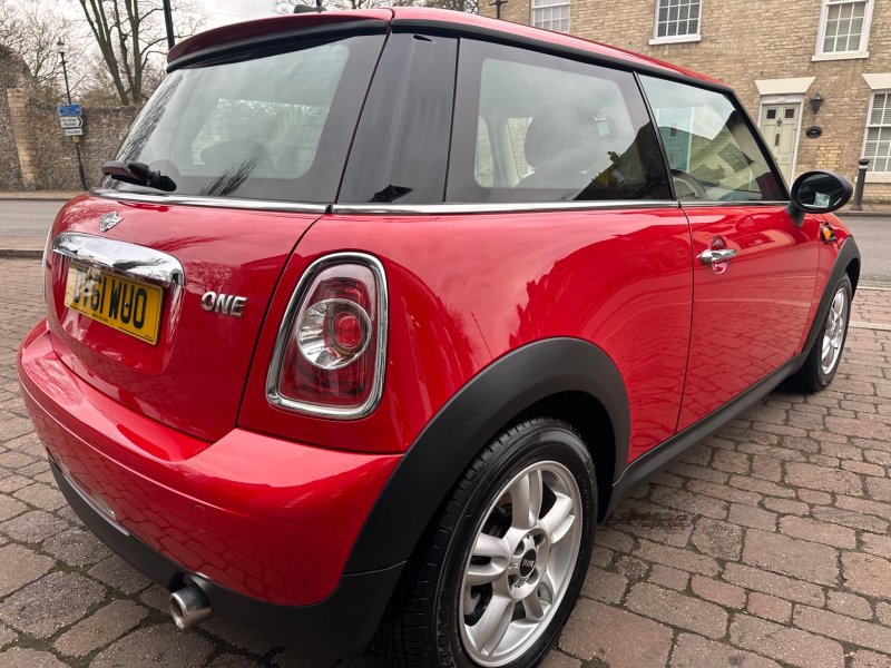 MINI HATCH